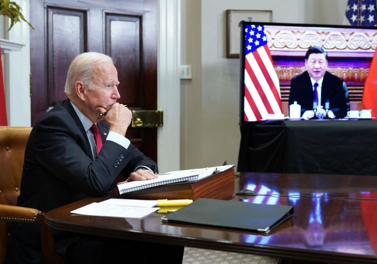 Biden rechaza llamado de China a flexibilizar reglas de exportación de chips