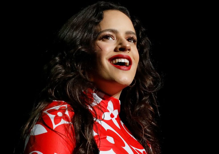 Rosalía se suma a la moda de usar ‘blusas transparentes’; es captada en Los Ángeles con una puesta