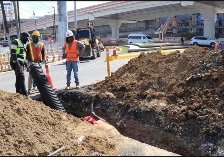 Coraasan avanza en trabajos de ampliación colector aguas residuales en Av. Juan Pablo Duarte