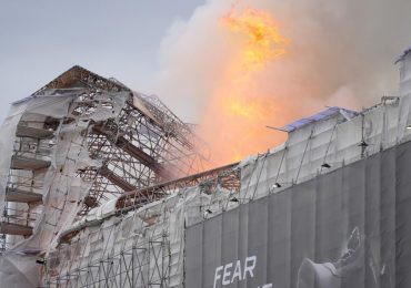 Un espectacular incendio asola el edificio histórico de la Bolsa de Copenhague