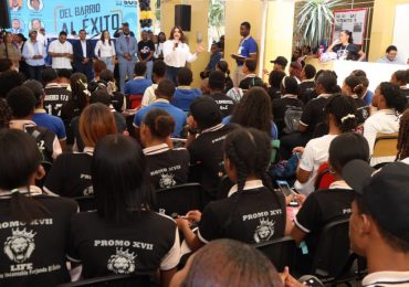 ‘Del barrio al éxito’ ilumina el camino para jóvenes de La Guayiga