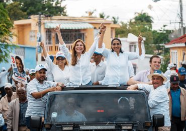 Carolina Mejía encabeza caravana en Azua, en apoyo a la senadora Lía Díaz