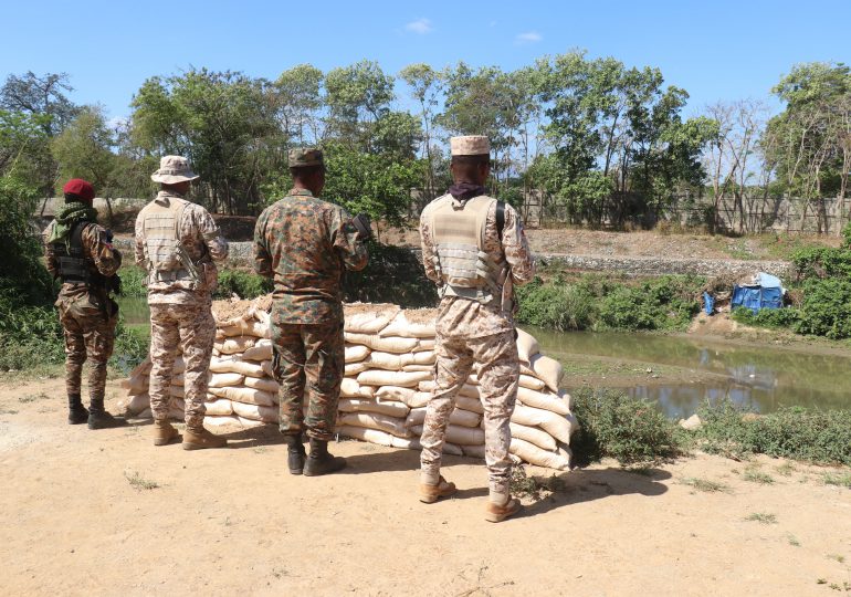 Soldados en trincheras protegen sistema de bombeo instalado en obra de toma del canal La Vigía