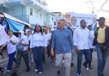 Miguel Vargas y candidata a diputada PRD Manuela López encabezan marcha-caravana en SDO