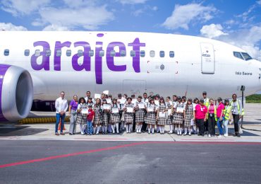 Arajet motiva preparación del talento dominicano en la carrera de aviación con “Piloto por un día”