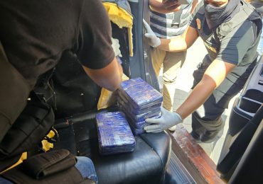 Interceptan hombre en vehículo que ocupaba 35 paquetes presumiblemente cocaína en Santo Domingo