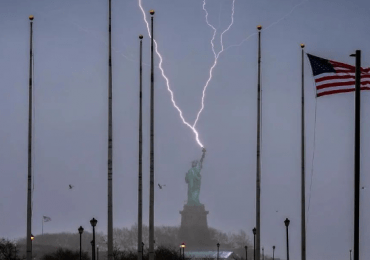 Captan momento en que un rayo cae sobre Estatua de la Libertad en Nueva York