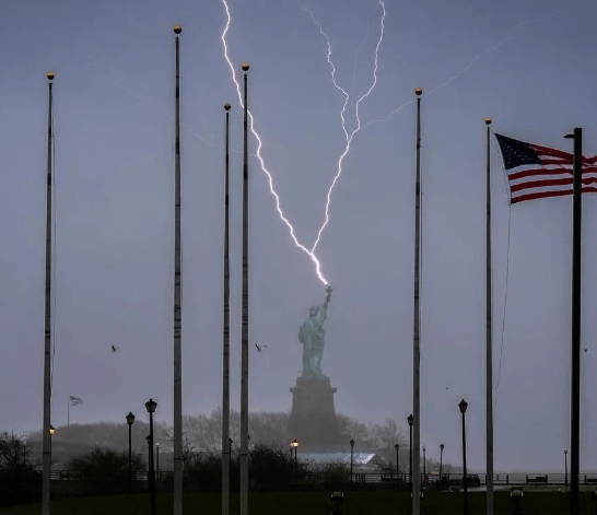 Captan momento en que un rayo cae sobre Estatua de la Libertad en Nueva York