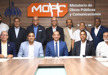 MOPC coordina con liderazgo municipal programa “Mi Autopista Limpia”