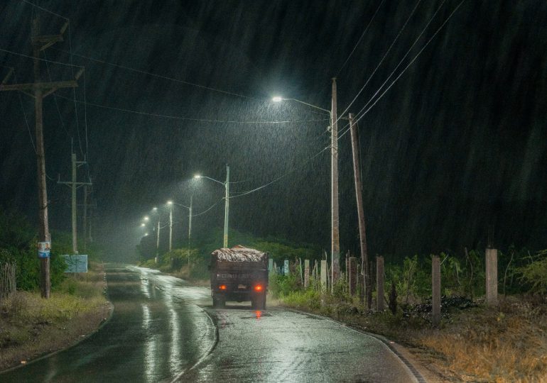 Edesur ilumina tramos de las carreteras Canoa y Vicente Noble, Barahona