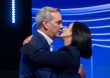 Abinader sella su participación en el debate con un beso en los labios de su esposa