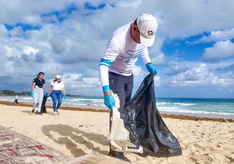 Fundación AIB junto a la comunidad realizó jornada de limpieza en playa Macao