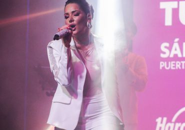 Tueska deslumbra con su voz en concierto en vivo en Hard Rock Café Santo Domingo