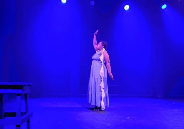"Madre Azul": Un monólogo cautivador que emociona en Casa de Teatro