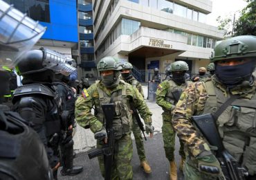 Personal diplomático de México parte de Ecuador tras asalto a la embajada