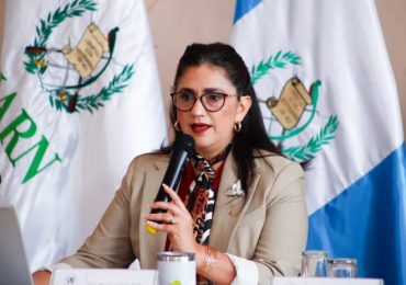 Presidente de Guatemala destituye a ministra por "mal uso de recursos"