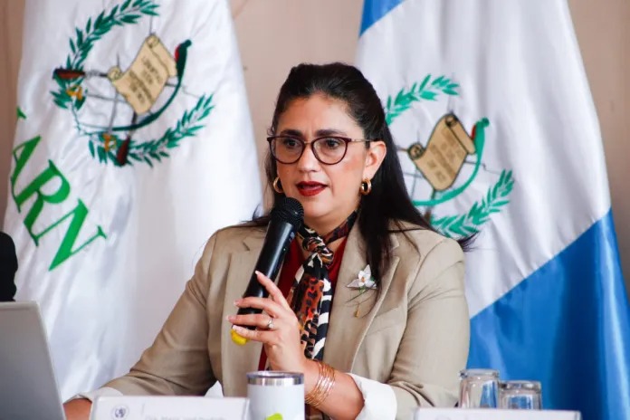 Presidente de Guatemala destituye a ministra por "mal uso de recursos"
