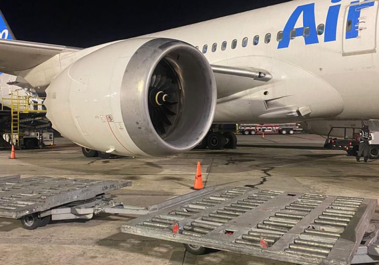 Avión de AirEuropa varado por golpes recibidos al caer en hoyo de pista en Las Américas