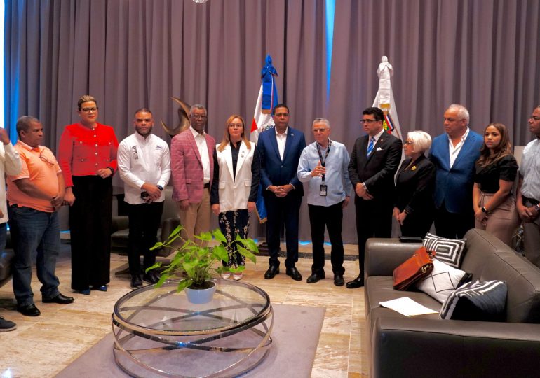 Alcalde Manuel Jiménez presenta los avances del Ayuntamiento de SDE a las nuevas autoridades