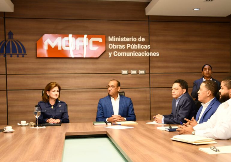 Raquel Peña y el ministro Deligne Ascención realizan reunión de trabajo en Obras Públicas