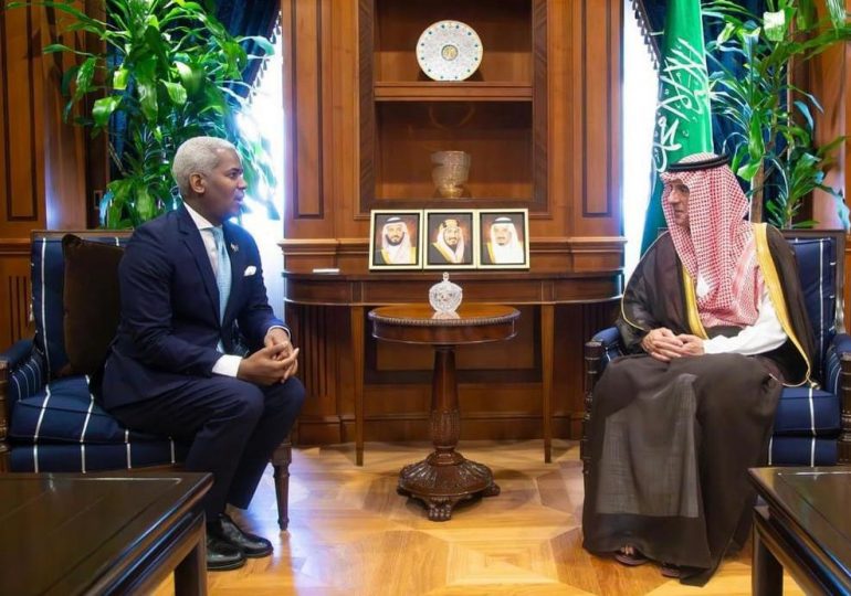 Embajador dominicano se reúne con el ministro de Estado de Asuntos Exteriores de Arabia Saudita