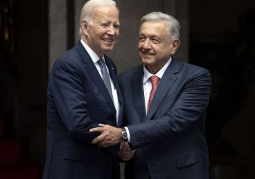 López Obrador agradece a Biden condena por asalto de embajada mexicana en Quito