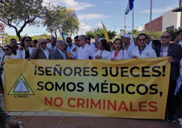 CMD protesta frente a la Suprema contra de condenas a médicos y centros de salud