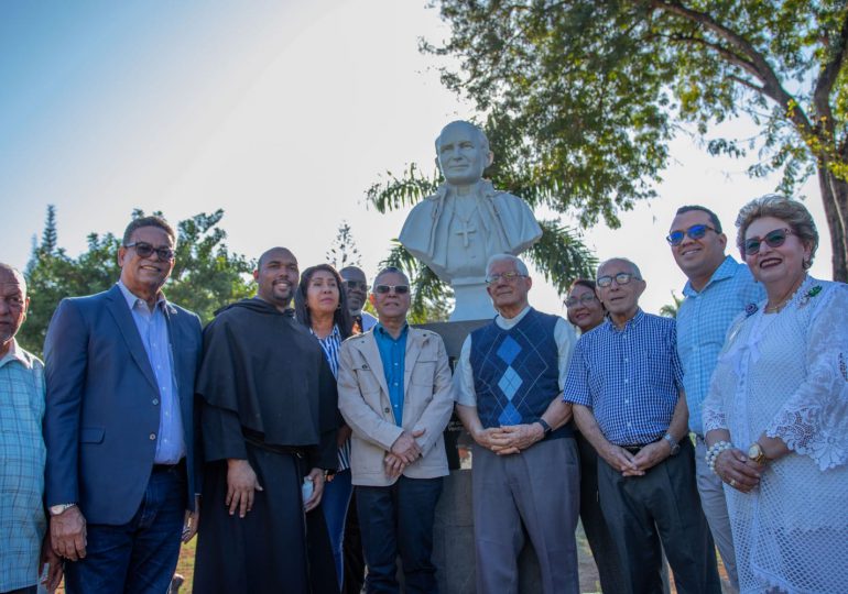 Ayuntamiento eterniza la figura del Papa San Juan Pablo II en Santo Domingo Este