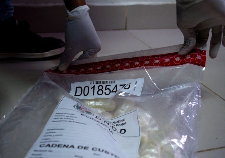 Detienen dominicano con estómago lleno de bolsitas en cocaína líquida en AILA