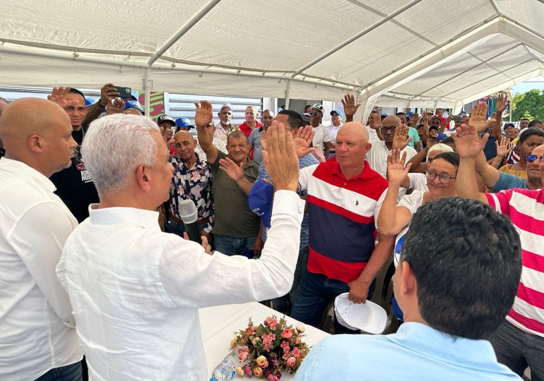 Ricardo de los Santos juramenta dirigentes del PLD y Fuerza del Pueblo en el PRM