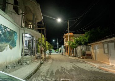 Edesur ilumina el distrito municipal Las Clavellinas y la comunidad de Los Tramojos en Azua