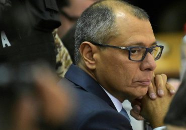 Exvicepresidente de Ecuador hospitalizado tras negarse a comer en cárcel