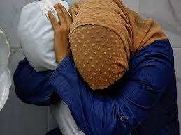 La imagen de una palestina con una niña muerta en los brazos gana el World Press Photo