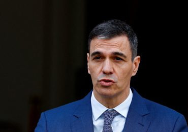 Pedro Sánchez seguirá al frente del Gobierno español tras amenazar con dimitir por el acoso a su familia