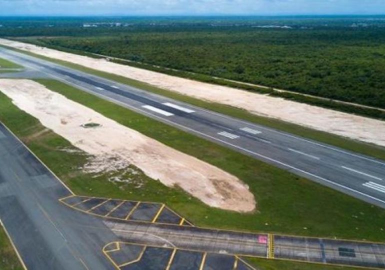 El Aeropuerto Internacional Las Américas abre la pista de aterrizaje tras agujero que estaba siendo reparado