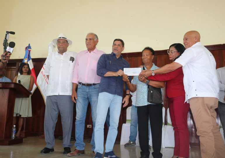 Gobierno entrega 1,725 cheques a productores de habichuelas en San Juan