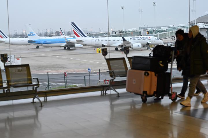 Millas de vuelos anulados en Francia por una huelga de controladores aéreos
