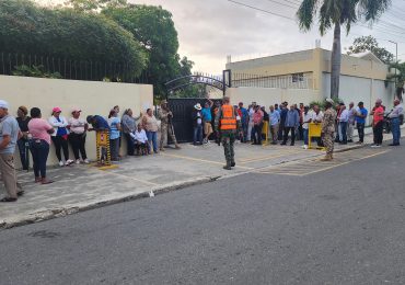 Electores en Dajabón acuden a los centros de votación bajo vigilancia de la policía militar electoral