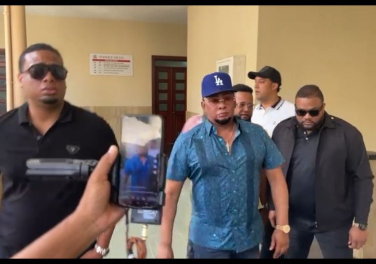 Anthony Santos "El Bachatú" llega al tribunal donde se le conocerá demanda