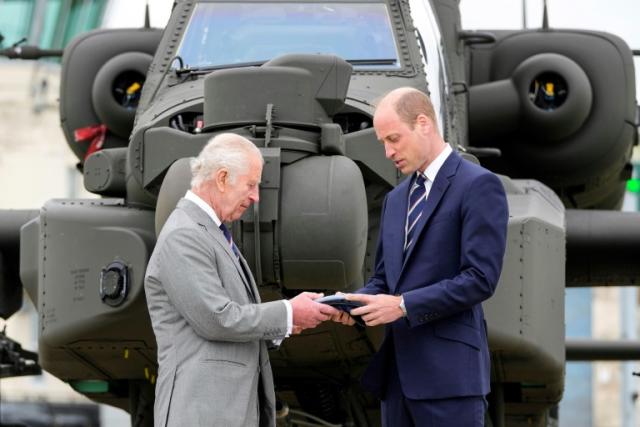 El rey Carlos III entrega una de sus funciones militares a su hijo Guillermo