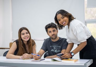 Estudiantes de la UNPHU destacan en calificaciones, superando a otras universidades de América Latina