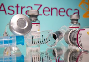 Infectólogo Héctor Balcácer afirma "el que tiene la vacuna AstraZeneca no tiene de qué preocuparse", tras ser retirada del mercado