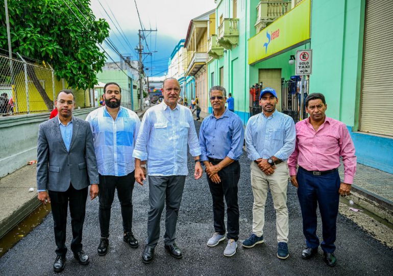 Alcalde Ulises Rodríguez cumple promesa de asfaltado y bacheo de calles en Santiago