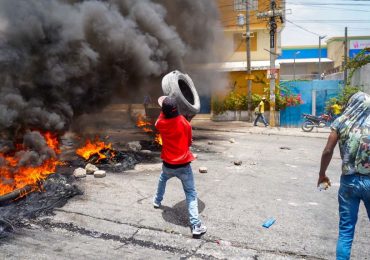 Pandillas haitianas intensifican ataques en la capital de Haití; esperan fuerza multinacional