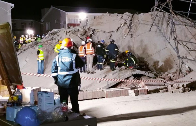 Sube a 26 el balance de muertos del derrumbe de un edificio en Sudáfrica