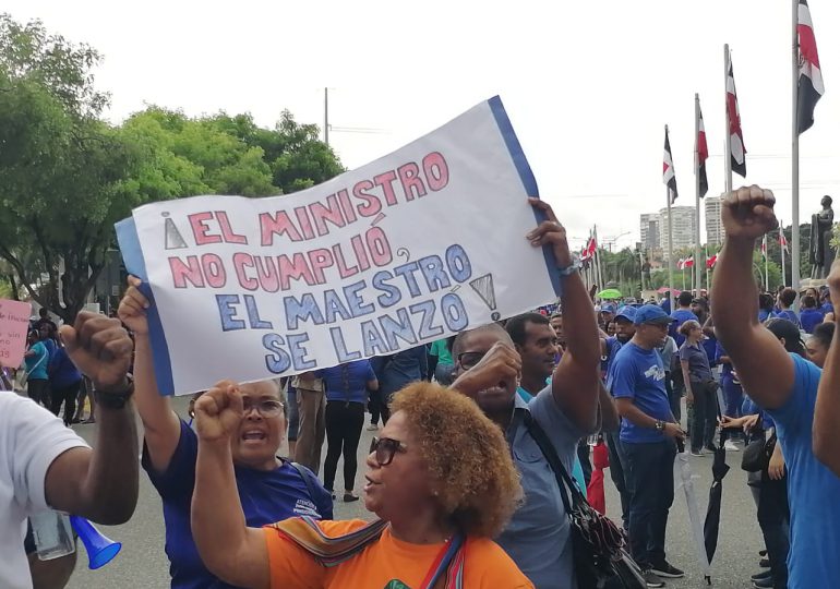 Maestros protestan frente al Ministerio de Trabajo en demanda de aumento salarial