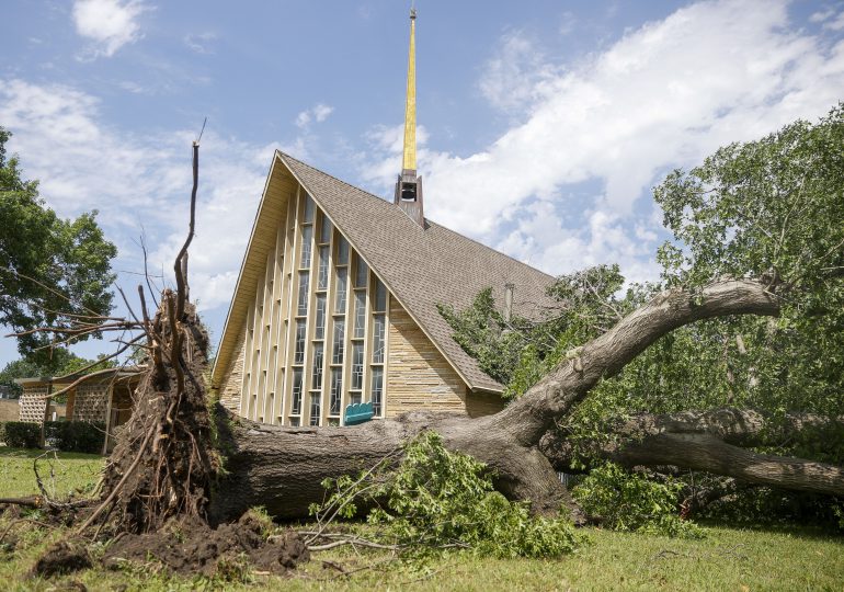 Fuertes lluvias dejan casi medio millón de personas siguen sin luz en Texas