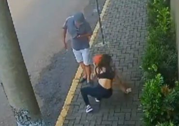 Mujer ataca a otra porque la miraba con cara de burla en Brasil