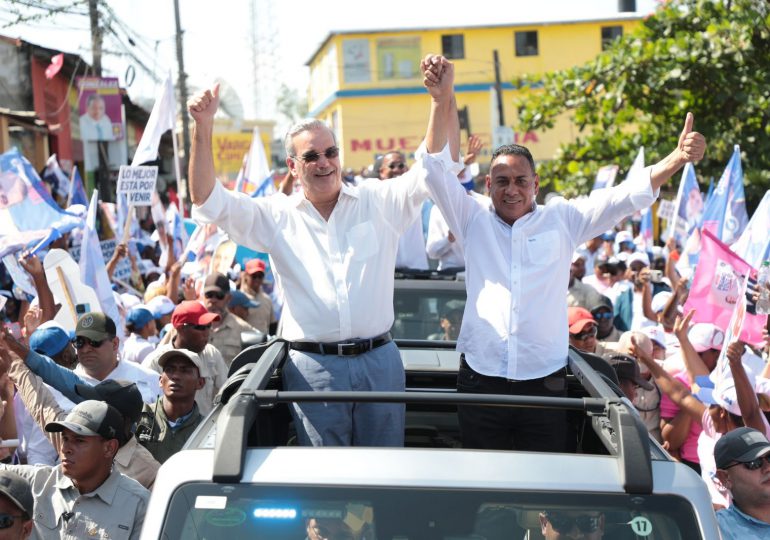 Abinader encabeza caravana por Peralvillo y Yamasá en cierre de campaña