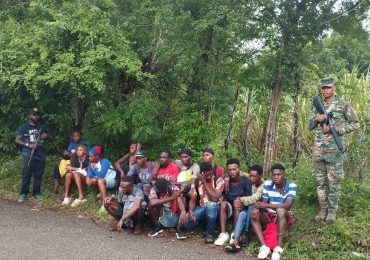Haitianos que huyen de su país son detenidos por el Ejército en Dajabón; frontera se mantiene segura